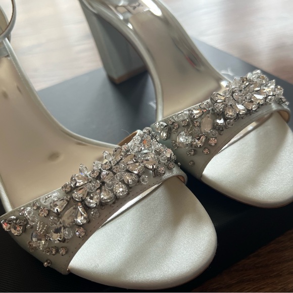 NEW Badgley Mischka Aqua Block Heels Size 8.5 - Picture 4 of 9